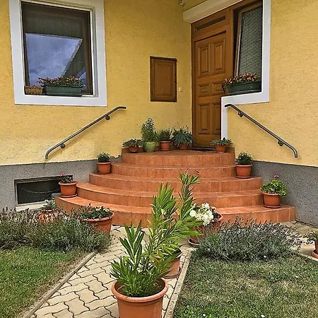 Petra Apartmanhaz בדקסוניטומאי